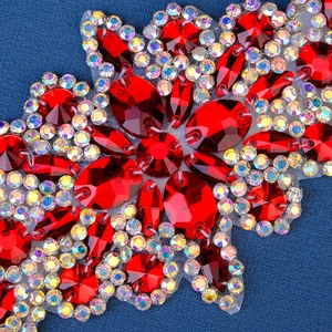 Gros plan macro de strass colorés et gemmes rouges sur un bandeau de mariée élastique