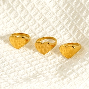 Bagues chevalières cœur en acier inoxydable doré 18K avec texture martelée élégante
