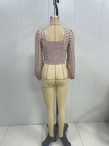Détail du crop top rose à pois montrant l'effet smocké au dos et le col carré