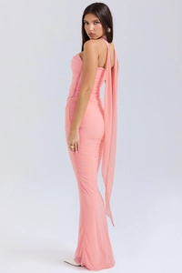 Détail d'une robe plissée rose à licou avec de longs rubans décoratifs fluides