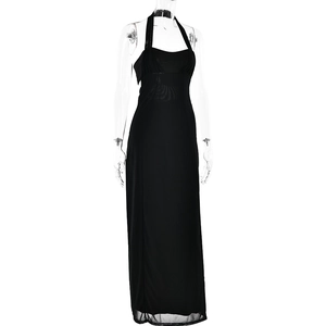 Détail d'une robe dos nu noire à licou avec une coupe ajustée et un design élégant