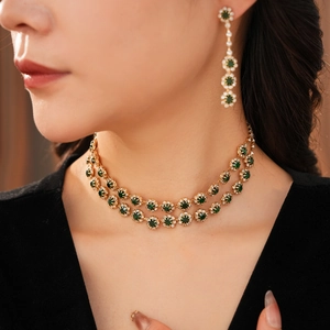 Detail von Luxus Smaragd Halskette und Ohrringen Set mit Kristallen auf Model