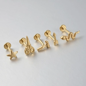 Lot de piercings en titane doré avec formes étoile de mer, ciseaux, marteau et serpent
