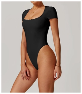 Dettaglio del body nero in maglia a coste a maniche corte con scollo quadrato e pizzo