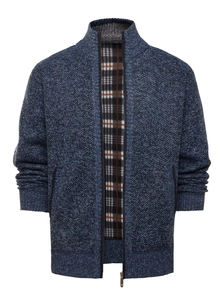 Dettaglio del cardigan in maglia blu scuro da uomo con motivo e fodera in pile a quadri