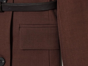 Détail d'une robe blazer marron à double boutonnage avec texture sergé et ceinture noire