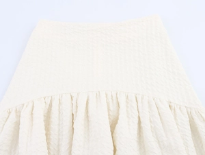 Détails de la jupe taille haute blanc crème avec tissu gaufré 3D et fronces élégantes