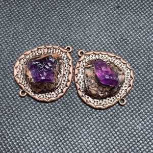 Vintage amethist ruwe steen hangers met sierlijke koperkleurige metalen frames