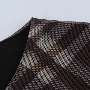 Gros plan d'un tissu en maille à carreaux marron et beige avec texture détaillée