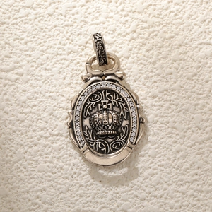 Pendentif couronne argenté vintage avec cristaux sur fond texturé beige élégant
