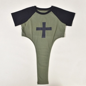 Vue détaillée d'un t-shirt raglan vert olive avec imprimé croix noire sur fond blanc