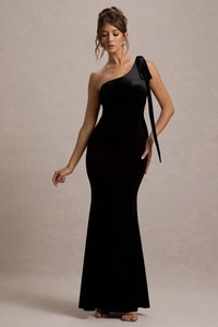 Détail de la robe de soirée élégante en velours noir à une épaule avec ourlet en queue de poisson