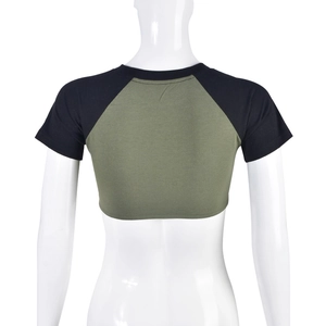 Détail du crop top court à manches raglan vert et noir avec col rond sur mannequin