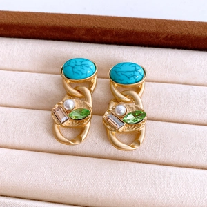 Detailansicht von Vintage-Goldohrringen mit Türkisperlen und eingelegten Perlen