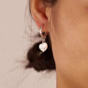 Elegant heart-shaped mother of pearl earrings with freshwater pearls in silver finish