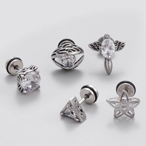 Lot de cinq clous de piercing en acier argenté avec zircons de formes géométriques variées