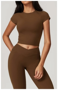 Dettaglio dei leggings yoga a vita alta con fascia a V incrociata in tessuto marrone caffè