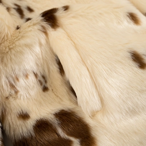 Détail de la texture en fausse fourrure douce avec imprimé léopard élégant en beige et marron