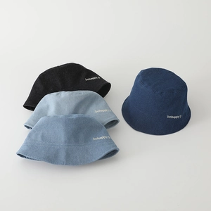 Quatre couleurs de bobs en denim pour enfants avec broderie behappy et visage souriant