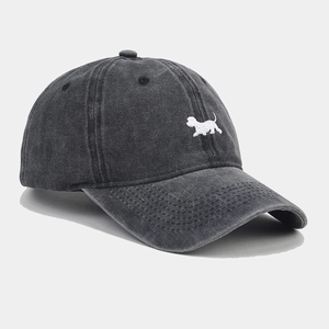 Dettaglio ravvicinato del ricamo a forma di cucciolo bianco su un cappello vintage lavato