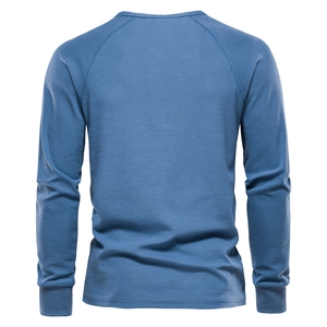 T-shirt bleu ciel à manches longues en maille gaufrée pour homme avec vue de dos nette