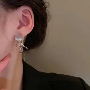 Boucles d'oreilles méduse en argent avec calottes translucides et tentacules en métal