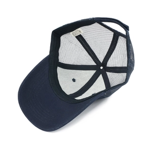 Detailansicht der dunkelblauen Mesh-Trucker-Cap mit Baumwoll-Polyester-Stoff und Etikett