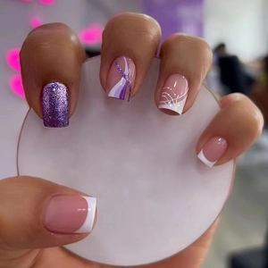 Unghie Finte A Pressione Con Glitter Viola Stile Francese Punta Bianca Quadrate Medie Lunghe Con Linee Ondulate Riutilizzabili