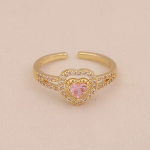 Vue détaillée de la bague en plaqué or avec zircon cœur rose et pavage brillant