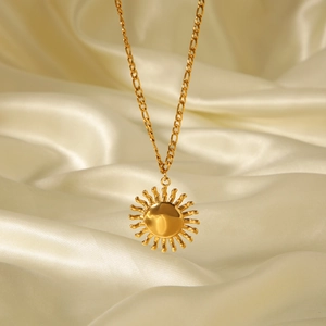 Collier avec pendentif soleil en acier inoxydable plaqué or 18k sur chaîne Figaro