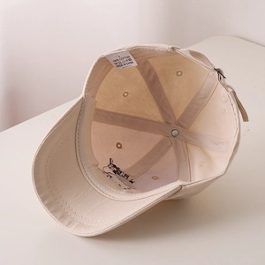 Vista dettagliata dell'interno del cappellino bimbo in cotone con fascia e fibbia in metallo