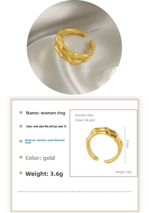Detailansicht des 18K vergoldeten Edelstahlrings mit zweilagiger Bambus-Textur