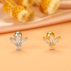 Nahaufnahme der Blatt-Ohrstecker in Gold und Silber mit funkelnden Zirkonia-Steinen