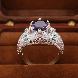 Vintage Boho-Silberring mit großem lila Edelstein und grünen Opal-Akzenten in Geschenkbox