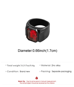 Detailansicht eines schwarzen Rings mit großem rechteckigen roten Zirkonstein und Mikroeinlage