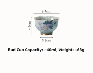 Vue détaillée d'une tasse en céramique émaillée craquelée de 6.7x4.5cm décorée