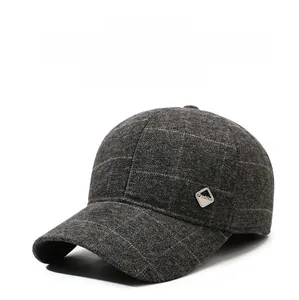 Dettaglio del cappello da baseball invernale a quadri grigio scuro con fregio in metallo