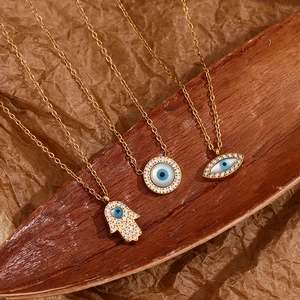 Gros plan détaillé des pendentifs œil maléfique en or 18 carats sur bois vintage