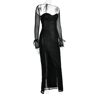 Détail de robe longue noire à épaules dénudées avec manches en tulle et fente haute