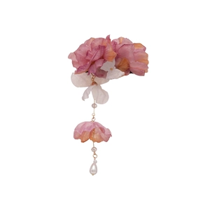 Barrette florale élégante avec fleurs de soie dégradées roses et longs pompons perlés