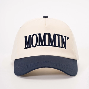 Two-tone baseball cap in beige and navy blue with MOMMIN' embroidery and adjustable strap