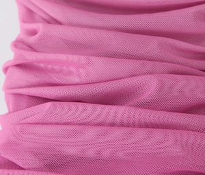 Dettaglio ravvicinato della trama in rete rosa e delle pieghe dell'abito aderente