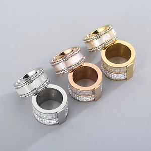 Drei minimalistische Titanstahlringe in Silber, Roségold und Gold mit Muscheleinlage