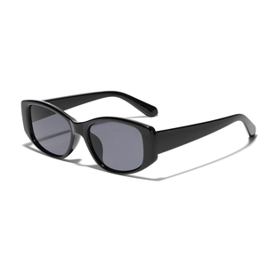 Lunettes de soleil ovales noires rétro avec monture épaisse et verres gris foncé