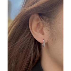 Minimalist S925 sterling silver oval earrings with zircon and pearl on ear lobe