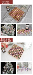 Detail eines 36-teiligen bunten Weihnachtsbaum-Schmucksets in matt und glänzend optik