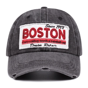 Dunkelgraue gewaschene Denim-Baseballkappe mit weißem Boston-Patch im Vintage-Stil
