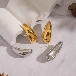 Polierte goldene und silberne Tropfenohrstecker in minimalistischem Spiegeldesign