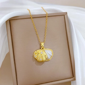 Collana a conchiglia dorata con madreperla e cristalli su seta bianca