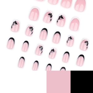 Unghie finte corte tonde rosa con punte French nere e motivi a farfalla eleganti